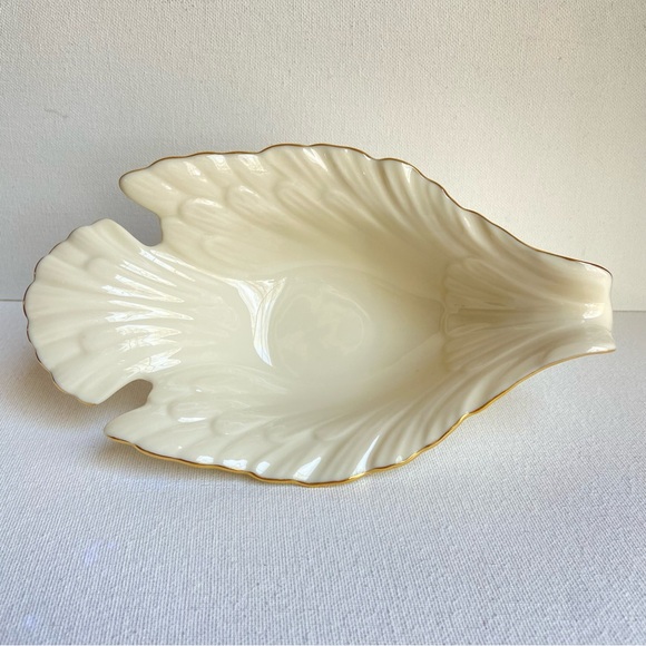 Lenox Dove Collection USA candy nut dish or decor in creamy ivory with gold trim - Picture 1 of 12